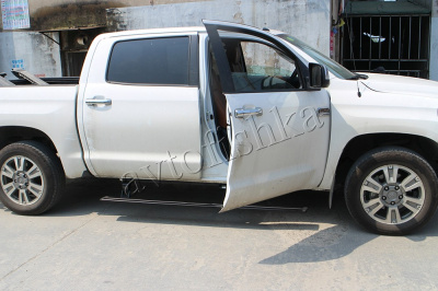 Toyota Tacoma Crew Cab Fortuner Tundra (16-) штатные выезжающие электропороги автоматические